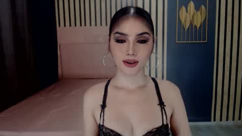 queenemeraldts online show from December 25, 4:22 am