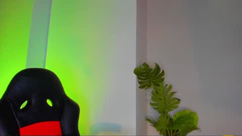 Snapshot of queengrett chatting on June 21, 3:58 pm Queen online show from June 21, 3:58 pm