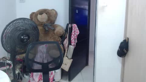 Snapshot of queeniediana chatting on December 19, 2:02 pm queeniediana online show from December 19, 2:02 pm