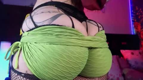 Snapshot of queenlamia chatting on January 17, 6:51 am Taurus online show from January 17, 6:51 am