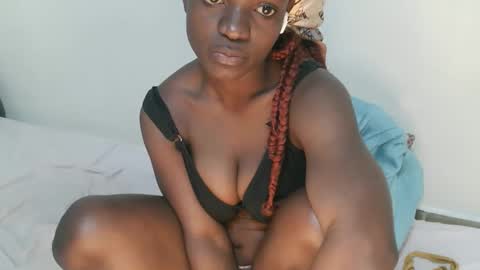Snapshot of queenlatasha chatting on June 2, 8:05 am Latasha online show from June 2, 8:05 am