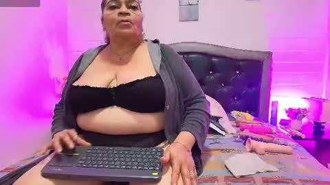 Snapshot of queenmature chatting on June 25, 12:31 pm VickyBoobss online show from June 25, 12:31 pm