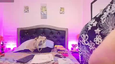 Snapshot of queenmature chatting on July 4, 12:22 pm VickyBoobss online show from July 4, 12:22 pm