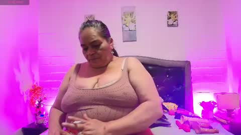 Snapshot of queenmature chatting on July 6, 7:38 pm VickyBoobss online show from July 6, 7:38 pm