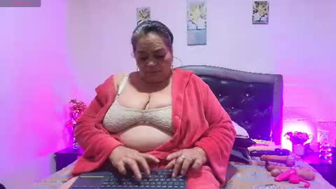 Snapshot of queenmature chatting on July 18, 1:43 am VickyBoobss online show from July 18, 1:43 am