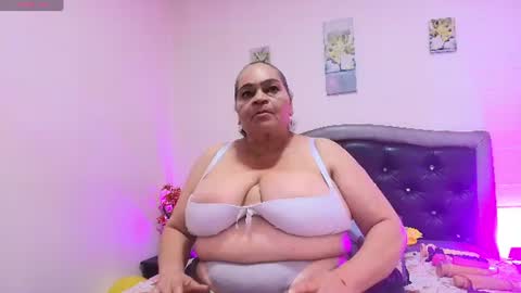 Snapshot of queenmature chatting on July 30, 2:32 am VickyBoobss online show from July 30, 2:32 am