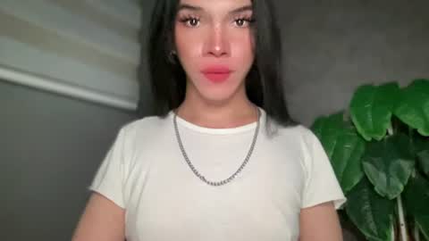 Snapshot of queenn_xxx chatting on June 24, 2:43 am QUEEN online show from June 24, 2:43 am