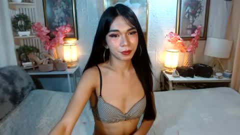 Snapshot of queennira chatting on June 26, 2:05 am queennira online show from June 26, 2:05 am