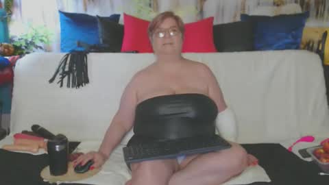 Snapshot of queenpammy chatting on May 16, 6:32 am QueenPammy online show from May 16, 6:32 am