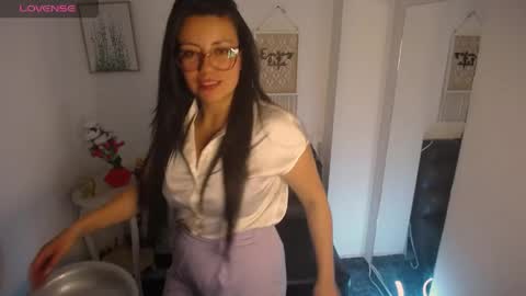 Snapshot of queenrose94 chatting on May 12, 9:23 pm queenrose94 online show from May 12, 9:23 pm