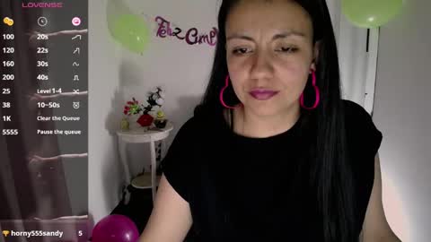 Snapshot of queenrose94 chatting on May 27, 9:23 pm queenrose94 online show from May 27, 9:23 pm