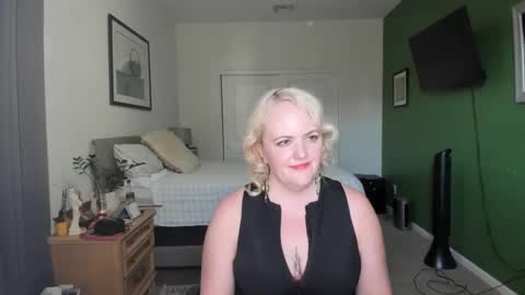Snapshot of queenroselyn chatting on November 7, 11:27 pm queenroselyn online show from November 7, 11:27 pm