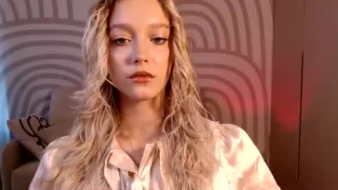 Serena XoXo online show from August 9, 1:27 pm