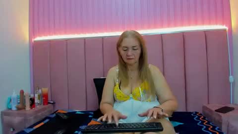 Snapshot of queenstarhyl chatting on June 20, 4:10 pm queenstarhyl online show from June 20, 4:10 pm