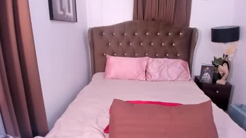 Snapshot of queenunivers chatting on January 16, 3:34 am queenshasha and nathalie online show from January 16, 3:34 am