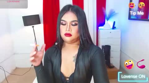 Snapshot of queenunivers chatting on April 13, 2:33 pm queenshasha and nathalie online show from April 13, 2:33 pm