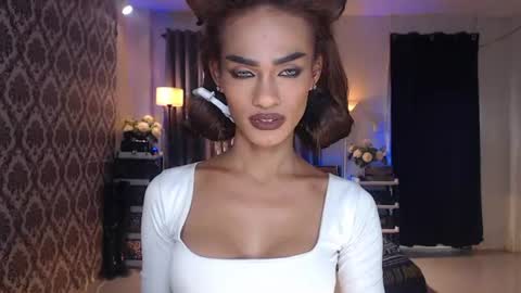 Snapshot of queenvalentinats chatting on June 15, 11:18 pm ValentinaMoone online show from June 15, 11:18 pm