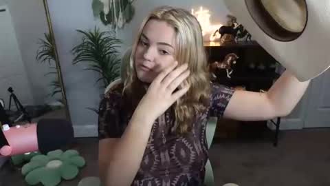 Snapshot of quervoqueen1 chatting on October 28, 1:53 am Bri online show from October 28, 1:53 am