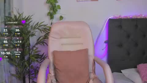 Snapshot of quiinn__bx chatting on May 7, 9:20 pm online show from May 7, 9:20 pm