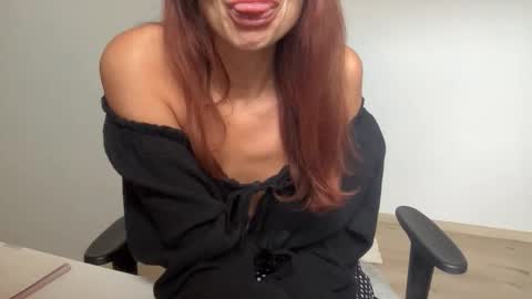 Snapshot of quinnyelena chatting on October 29, 11:23 am Quinnyelena online show from October 29, 11:23 am