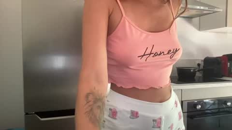Quinnyelena online show from June 25, 9:58 am