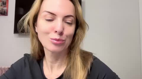 Snapshot of rachelldelicious chatting on February 6, 9:17 pm Rachel online show from February 6, 9:17 pm