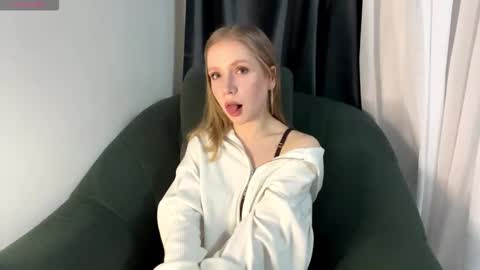 Snapshot of rachellegentile chatting on December 15, 8:24 pm Alice online show from December 15, 8:24 pm