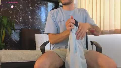 Snapshot of rafael_mendez chatting on July 18, 8:23 pm R A F A E L online show from July 18, 8:23 pm