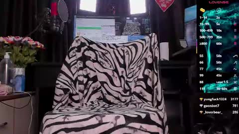 Snapshot of raissa_sky26 chatting on July 20, 10:39 am Laura online show from July 20, 10:39 am