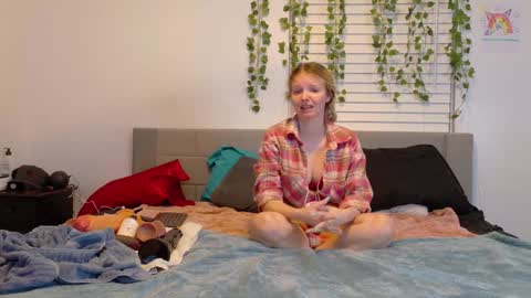 Snapshot of ramichick chatting on December 3, 4:47 am Rami online show from December 3, 4:47 am