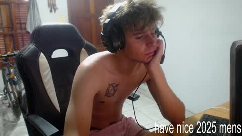 Snapshot of ramisexyloveyou chatting on January 1, 9:52 pm Ramiro online show from January 1, 9:52 pm