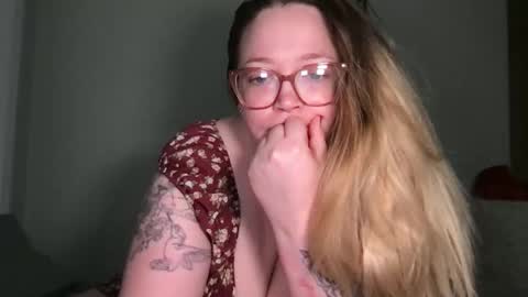 Snapshot of randiigirl69 chatting on May 6, 3:24 am Randii online show from May 6, 3:24 am