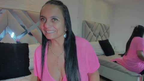 Snapshot of raquel_moore chatting on March 10, 11:38 pm Raquel Moore online show from March 10, 11:38 pm