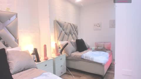 Snapshot of raquel_moore chatting on October 2, 12:01 pm Raquel Moore online show from October 2, 12:01 pm