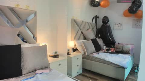 Snapshot of raquel_moore chatting on October 15, 12:16 pm Raquel Moore online show from October 15, 12:16 pm