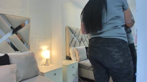 Raquel Moore  online show from March 14, 12:10 pm