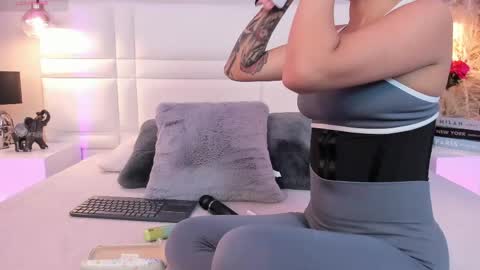 Snapshot of raquelhyde_ chatting on May 21, 8:27 pm raquel Hyde online show from May 21, 8:27 pm