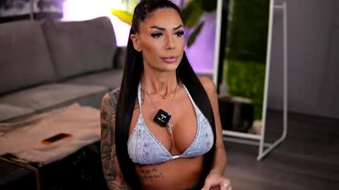 Snapshot of raquellevon chatting on April 9, 8:53 am Raquelle online show from April 9, 8:53 am