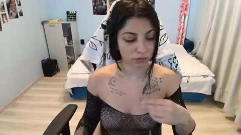 raven_haired_goddess online show from August 4, 7:55 am