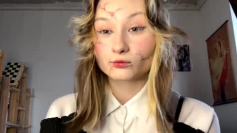 Snapshot of ravenamesbury chatting on October 31, 8:15 am Lilith online show from October 31, 8:15 am