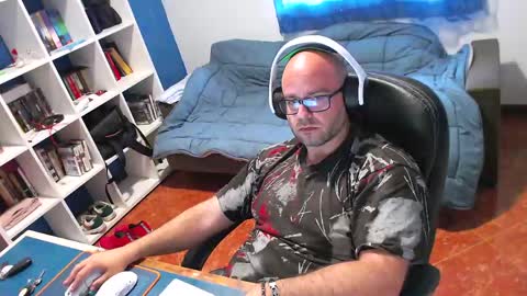 ravingr3d3 online show from April 29, 5:30 pm