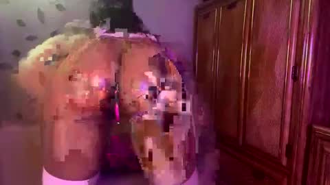 Snapshot of rayemillian chatting on June 7, 6:33 pm Raye Millian online show from June 7, 6:33 pm