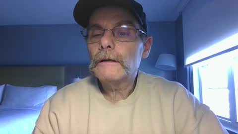 Snapshot of raylene4u2 chatting on December 4, 4:38 pm Ray online show from December 4, 4:38 pm