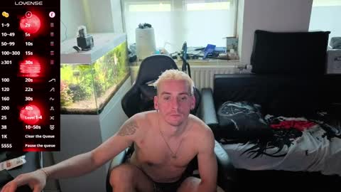 Rayzel White online show from April 25, 6:38 pm