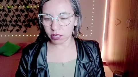 Rebbeca online show from November 27, 9:50 pm