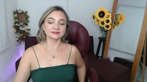 Snapshot of rebeca_milf chatting on June 23, 3:10 pm REBECA online show from June 23, 3:10 pm