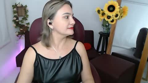 Snapshot of rebeca_milf chatting on July 5, 1:29 pm REBECA online show from July 5, 1:29 pm