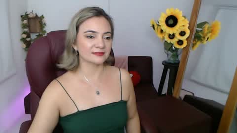 Snapshot of rebeca_milf chatting on July 13, 12:41 pm REBECA online show from July 13, 12:41 pm