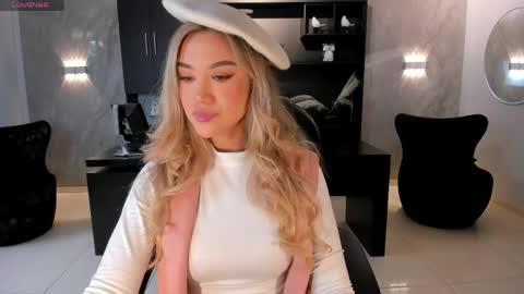 Snapshot of rebeccahudson_ chatting on June 5, 7:19 pm Rebe online show from June 5, 7:19 pm