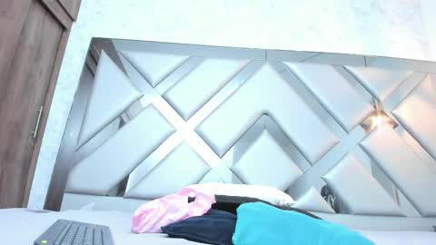 rebeccamitchell_ online show from February 22, 1:42 pm